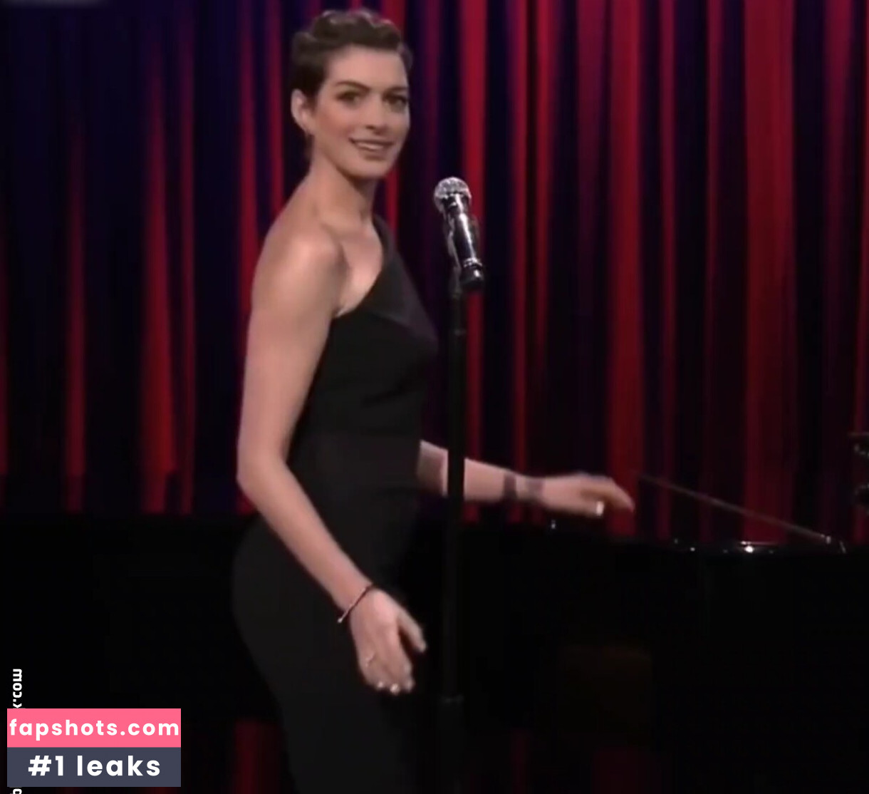 Anne Hathaway gallery photo #131