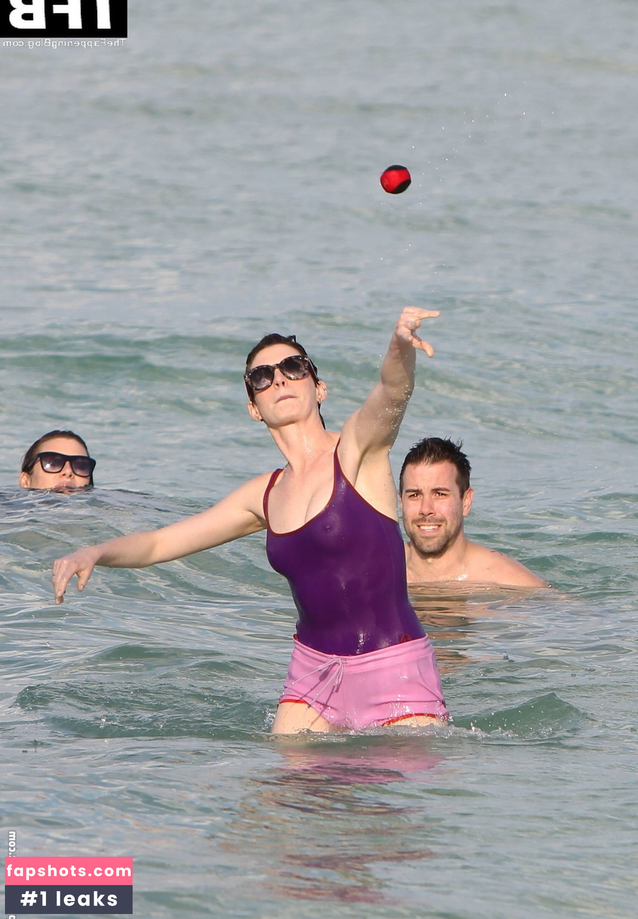 Anne Hathaway gallery photo #1359