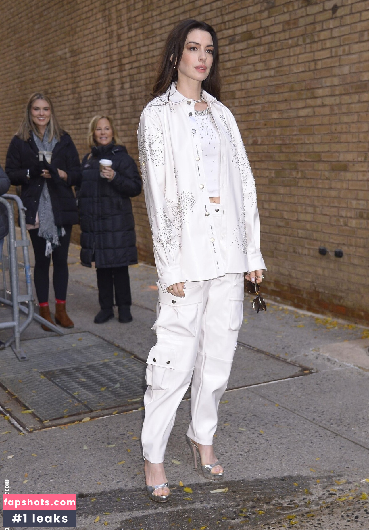 Anne Hathaway gallery photo #406