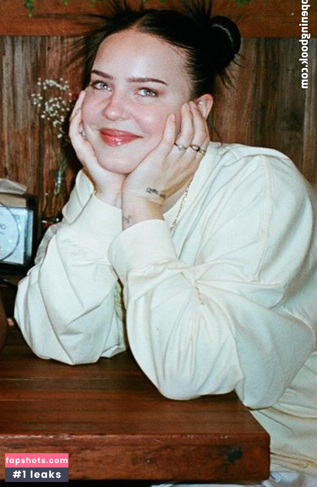 Anne-Marie gallery photo #14