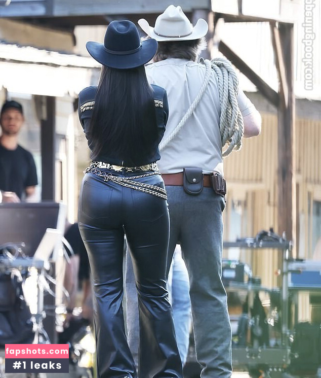 Anne-Marie gallery photo #26