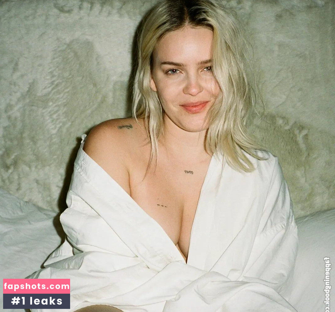 Anne-Marie gallery photo #32