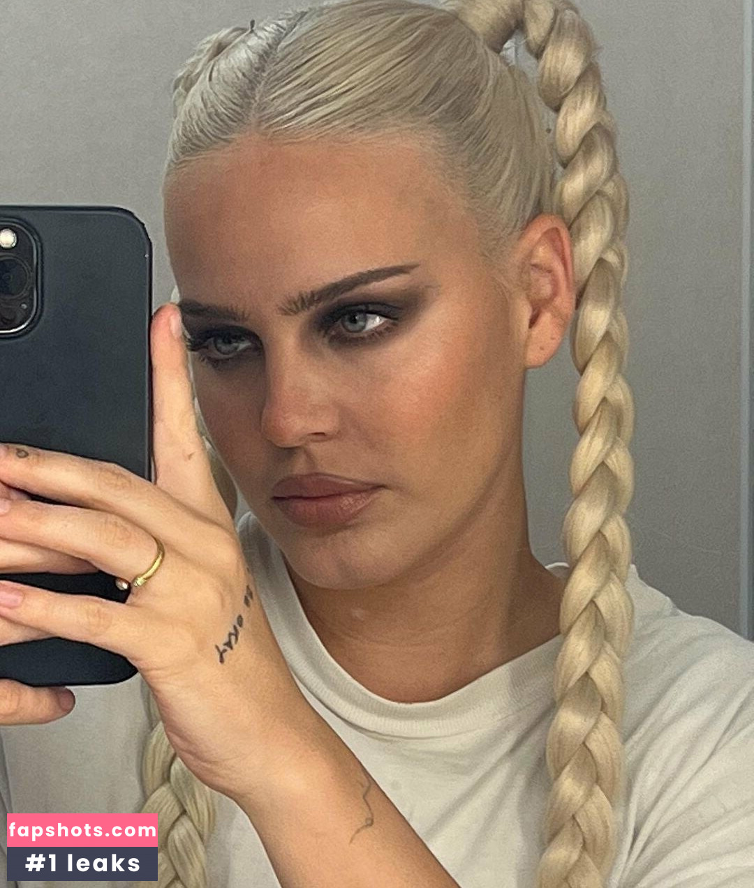 Anne-Marie gallery photo #40