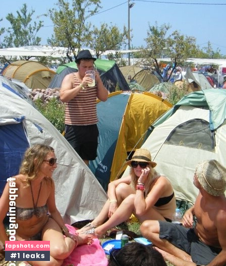 Anya Holberton gallery photo #7