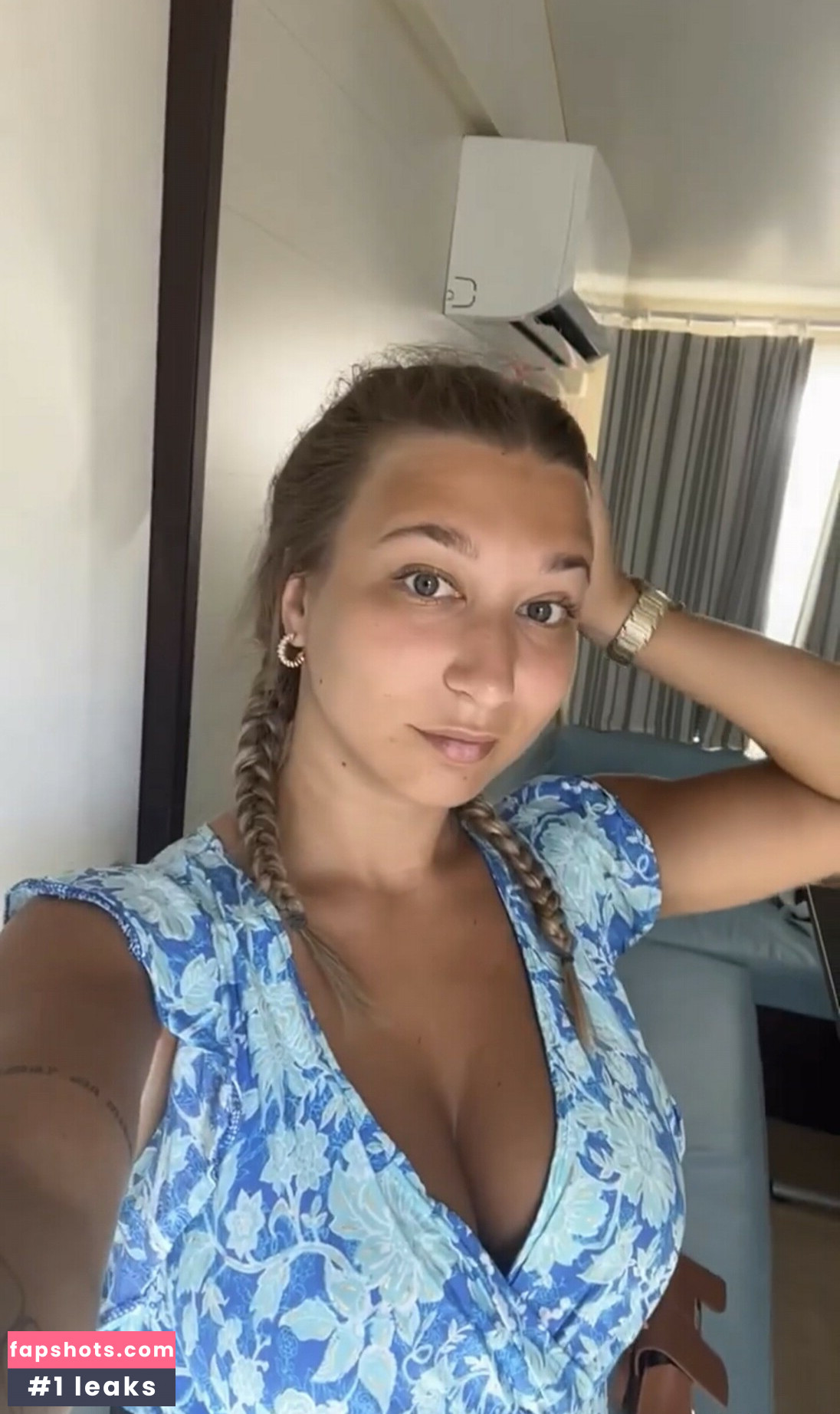 Apoline Perret gallery photo #16