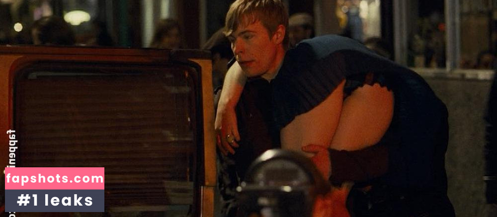 Ari Graynor gallery photo #17