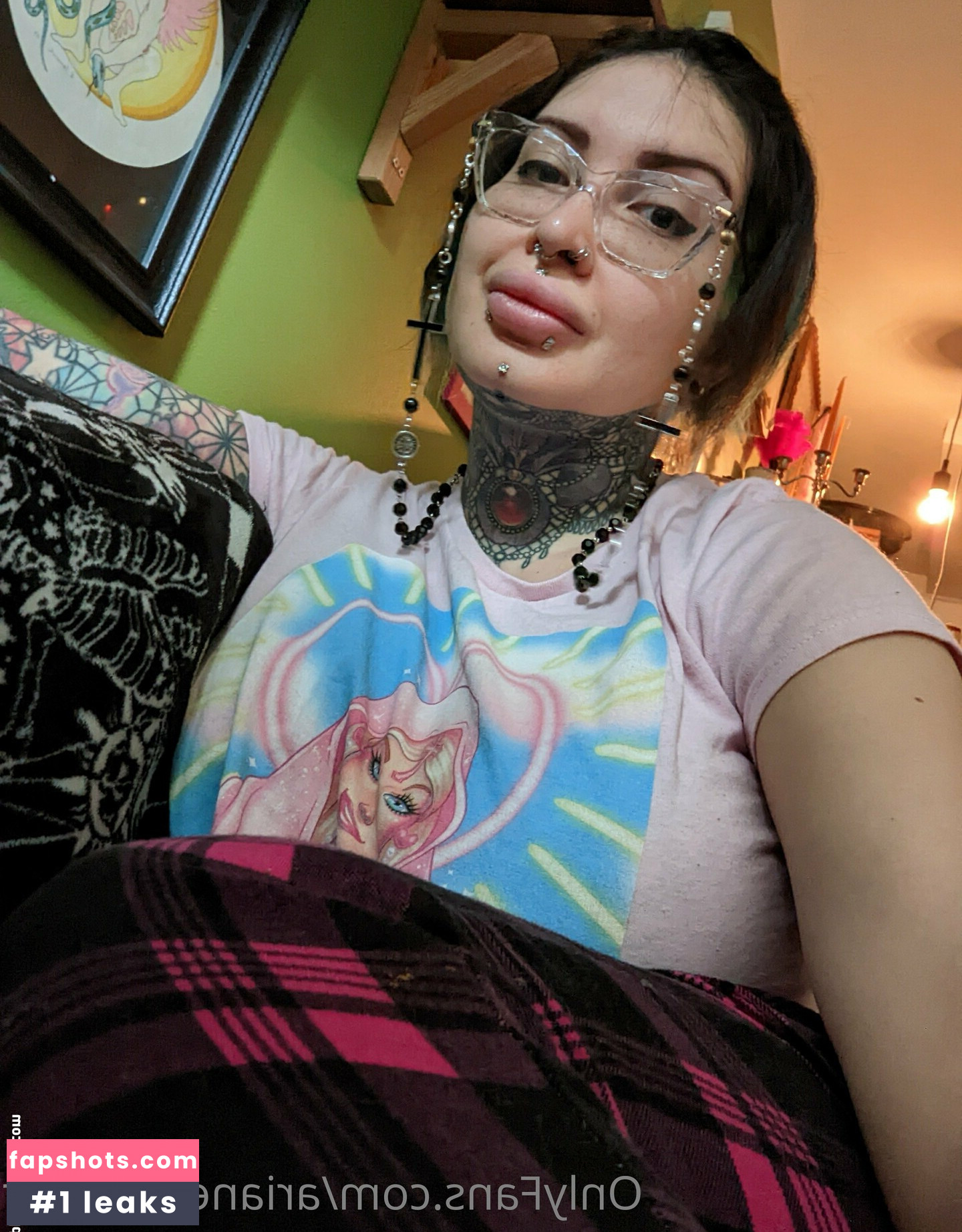 Ariane Saint Amour nude babe gallery