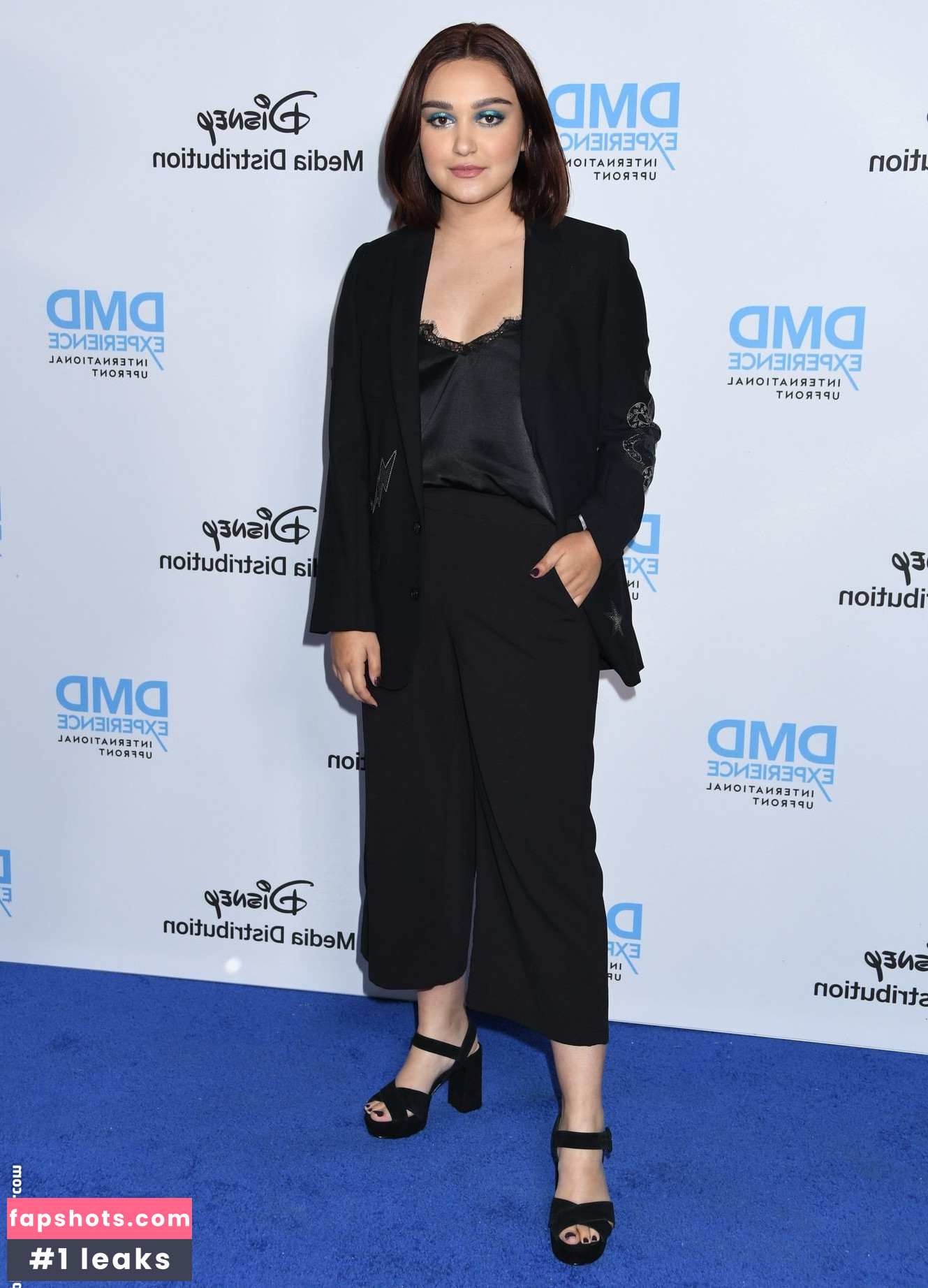 Ariela Barer gallery photo #15