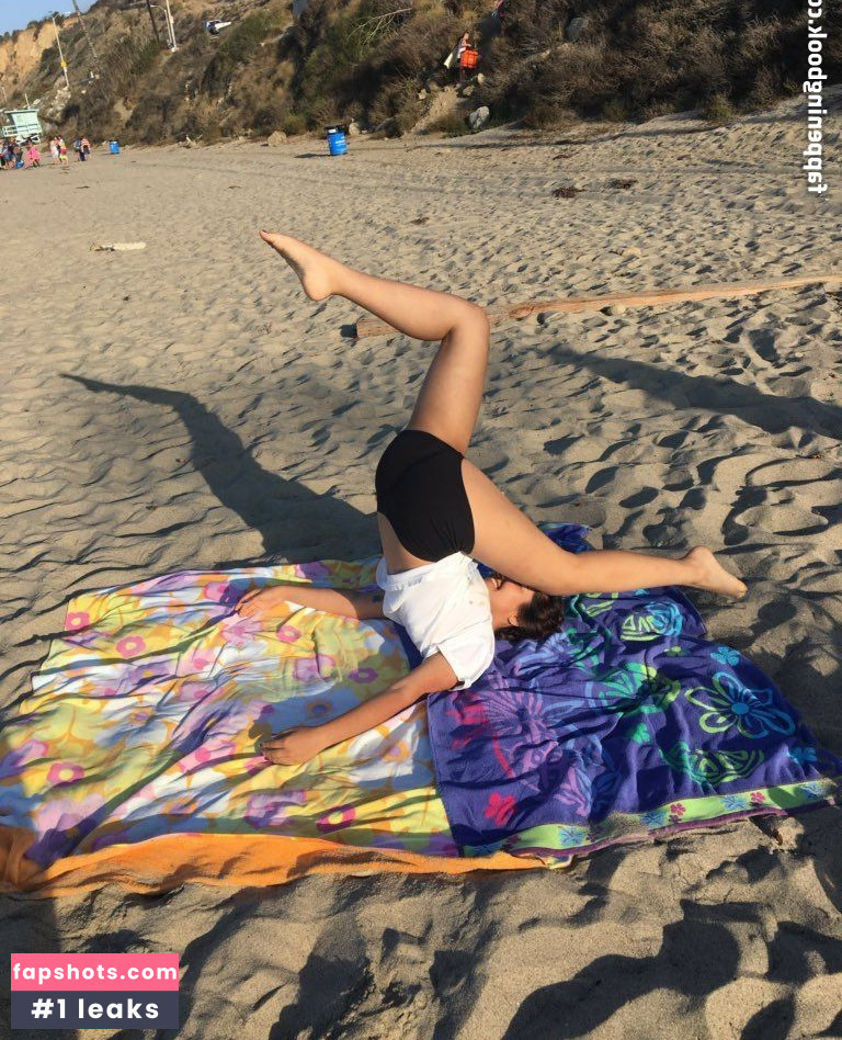 Ariela Barer gallery photo #20