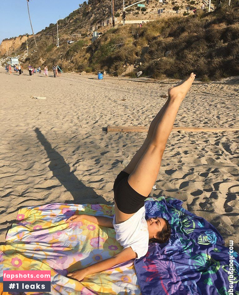 Ariela Barer gallery photo #21