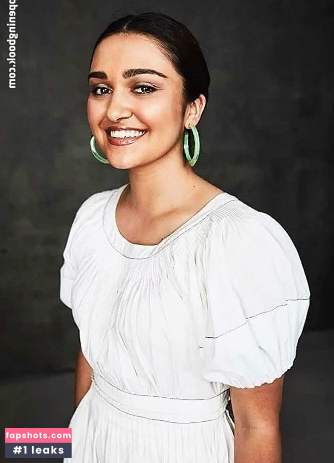 Ariela Barer gallery photo #25