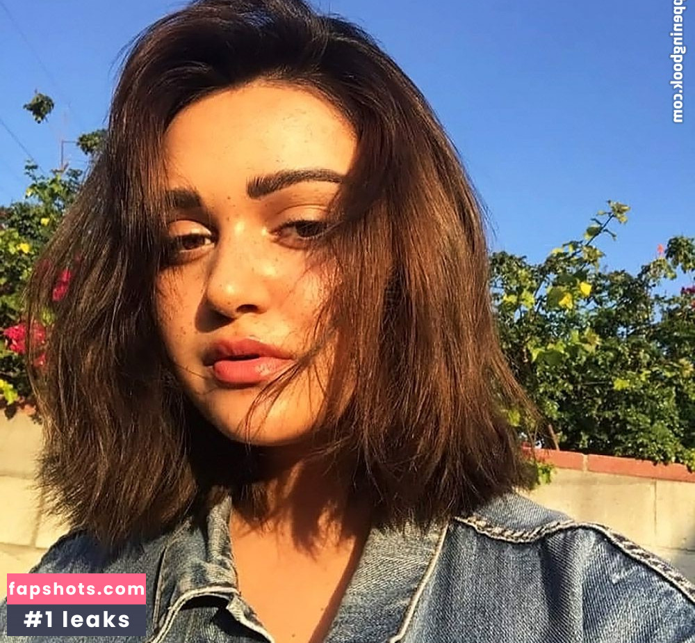 Ariela Barer gallery photo #26