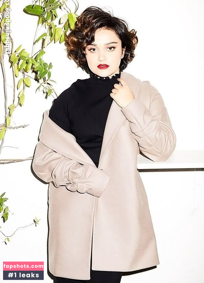 Ariela Barer gallery photo #29