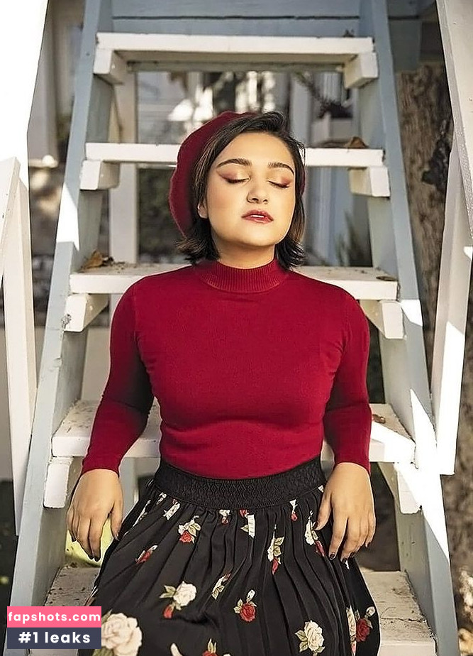 Ariela Barer gallery photo #32