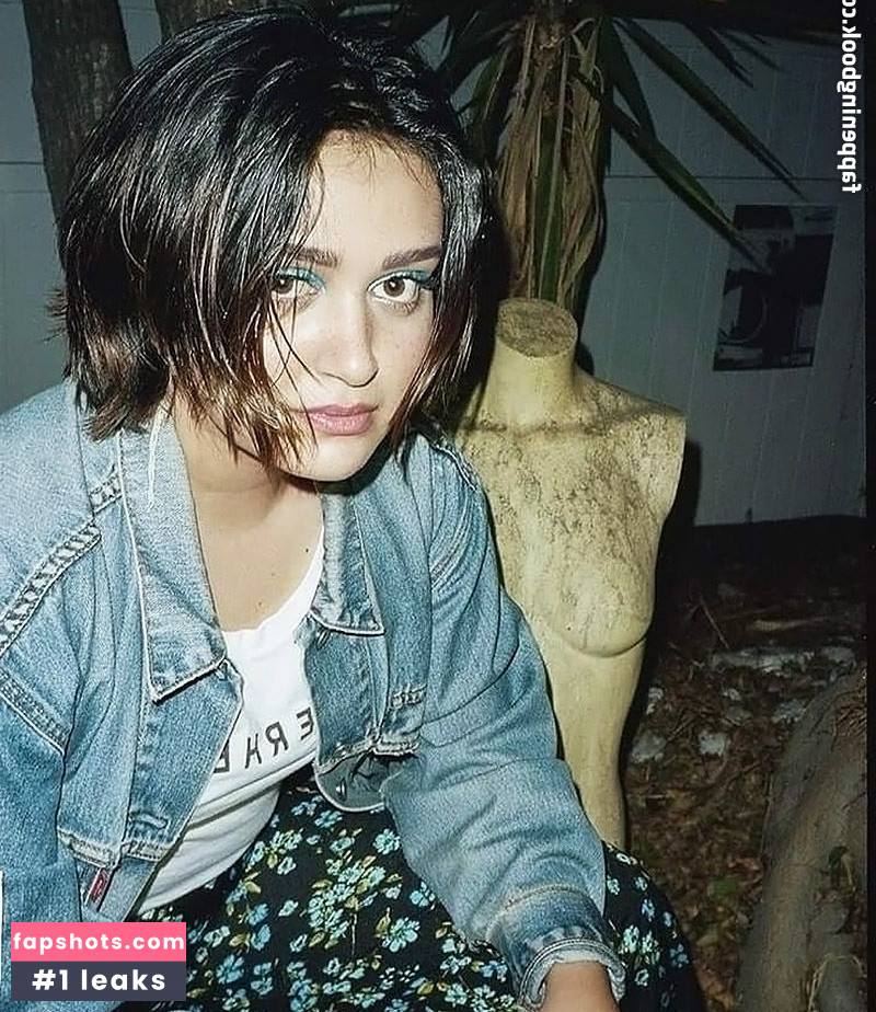 Ariela Barer gallery photo #37