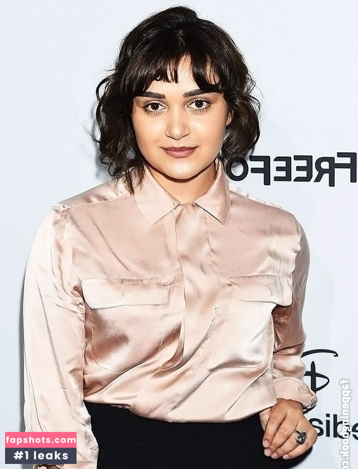 Ariela Barer gallery photo #38