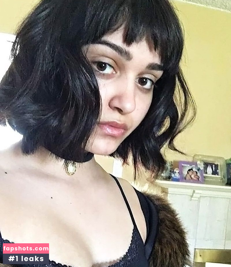 Ariela Barer gallery photo #42