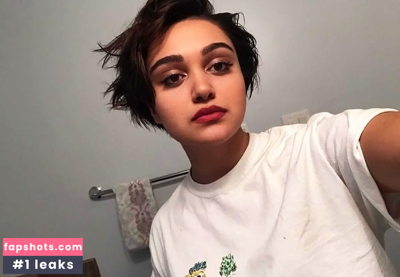 Ariela Barer gallery photo #43