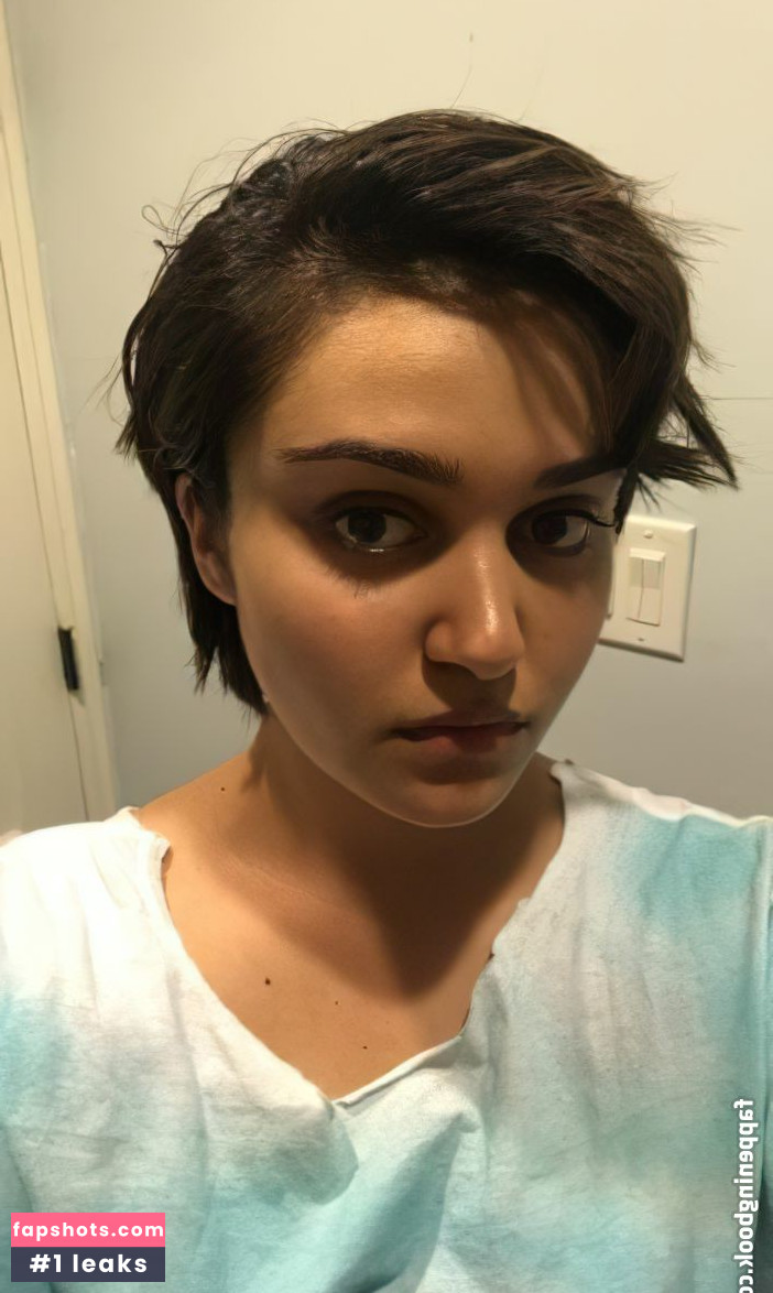 Ariela Barer gallery photo #48