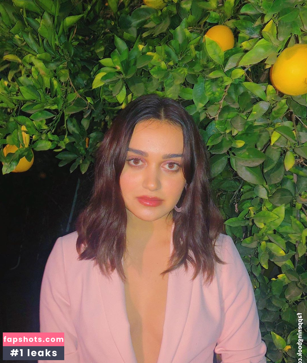 Ariela Barer gallery photo #6