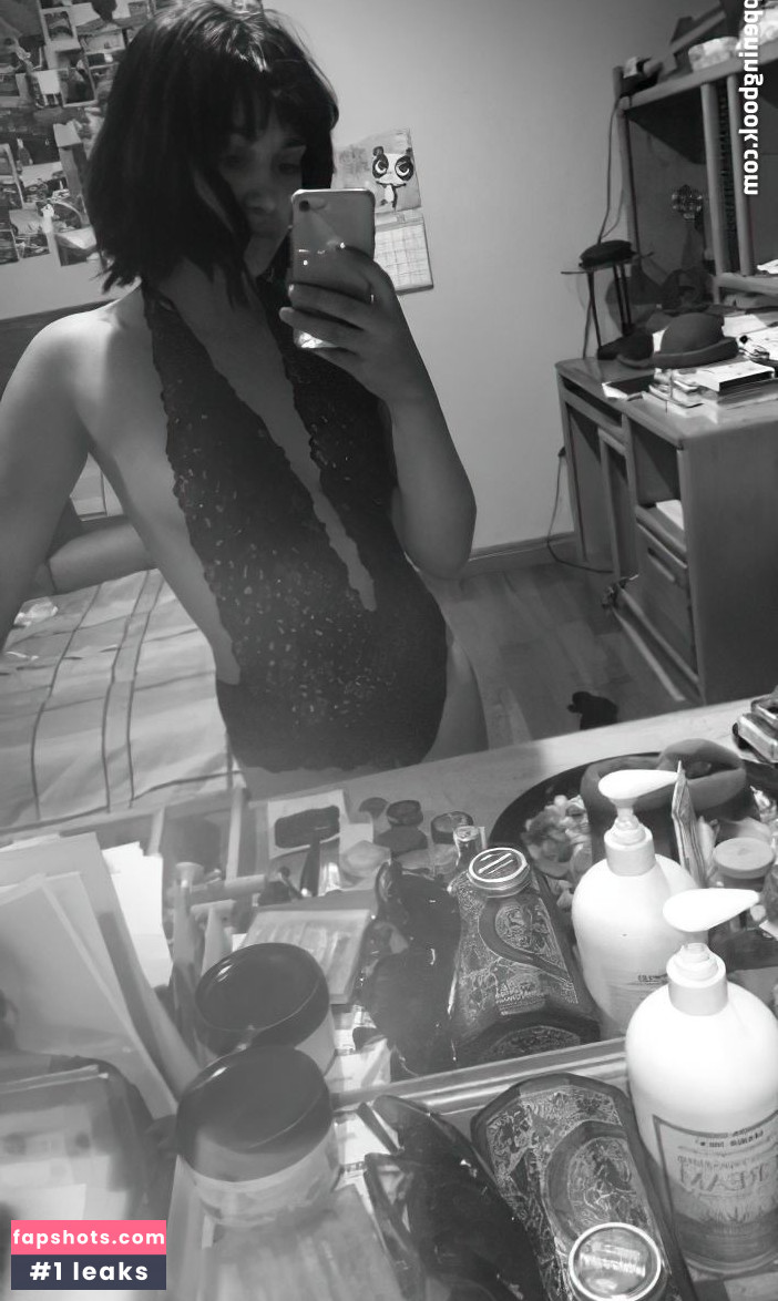 Ariela Barer gallery photo #54