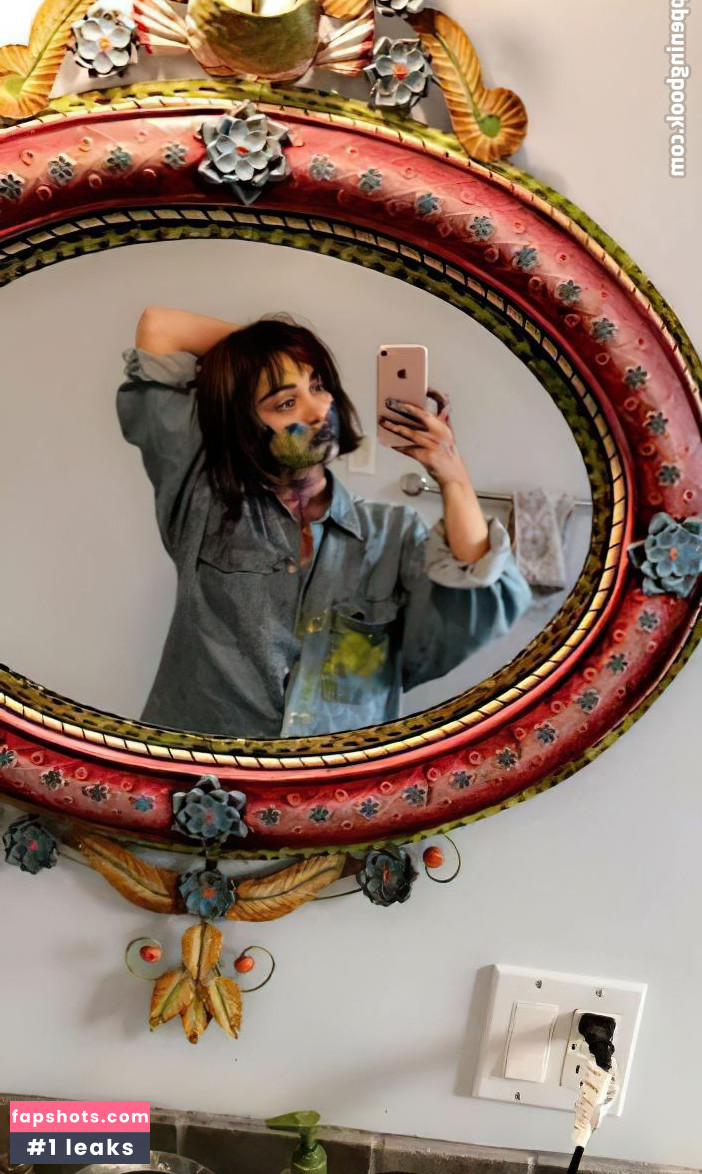 Ariela Barer gallery photo #63