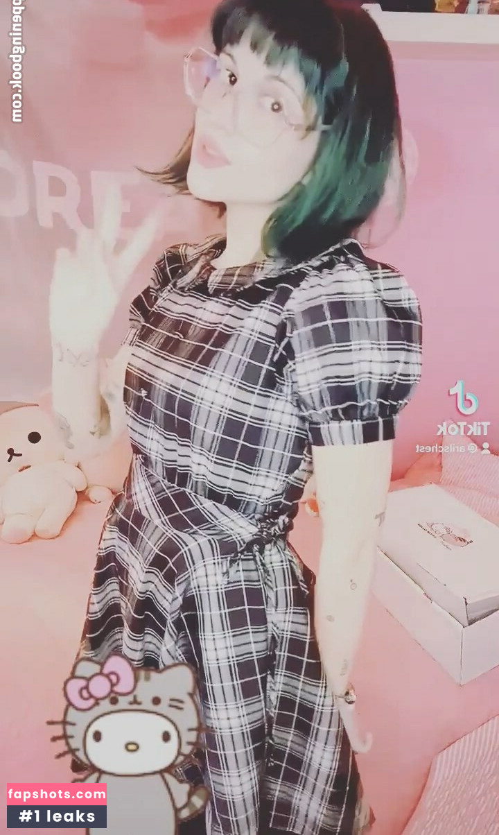 Aril's Chest gallery photo #6