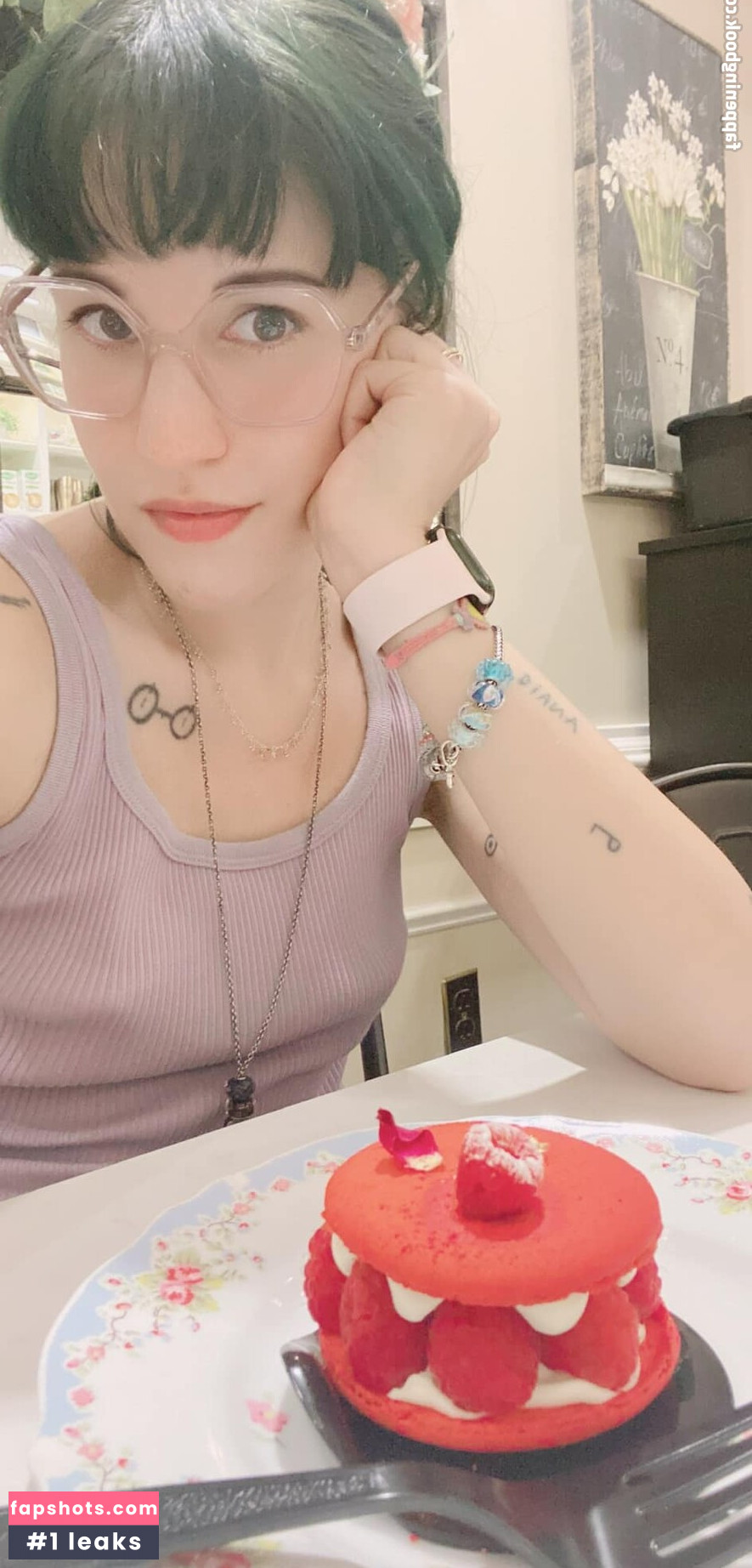 Aril's Chest gallery photo #9