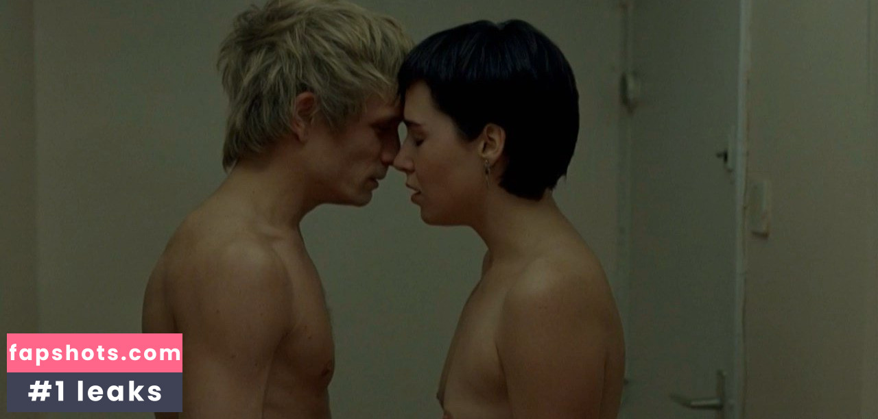 Arta Dobroshi gallery photo #5