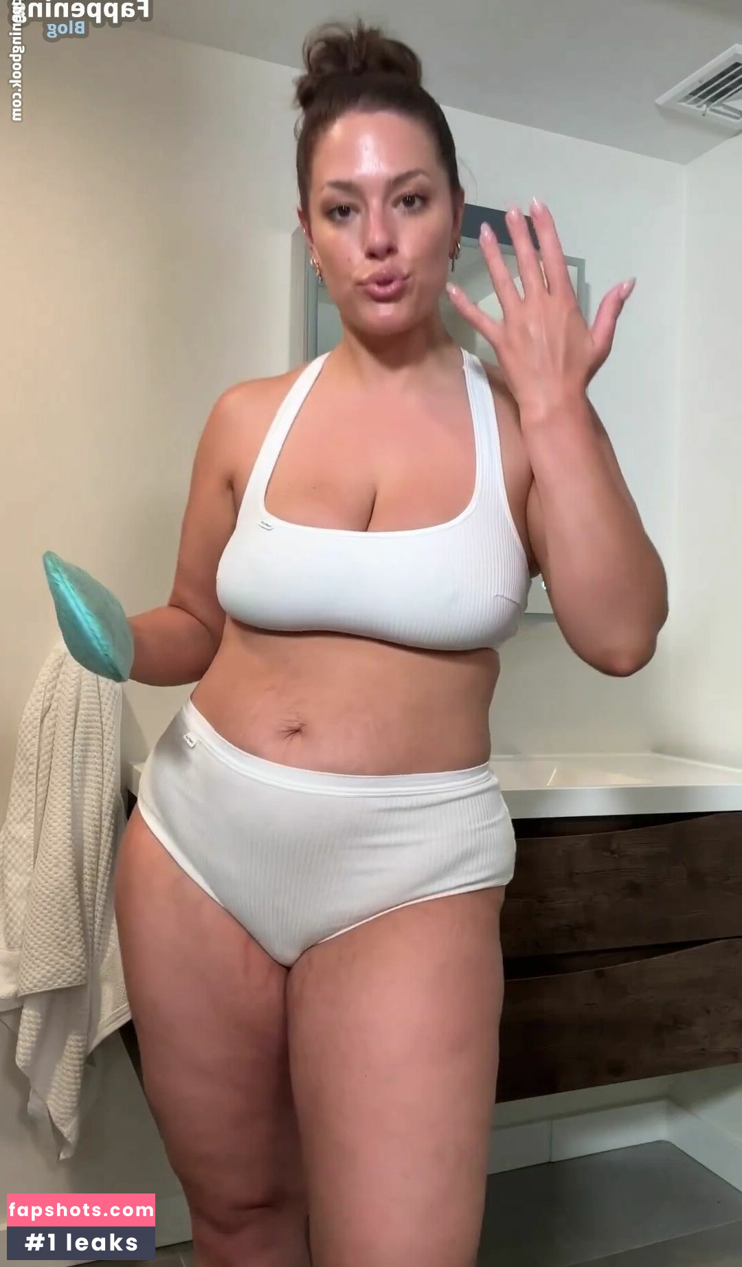 Ashley Graham gallery photo #226