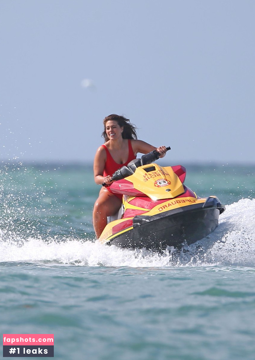 Ashley Graham gallery photo #594