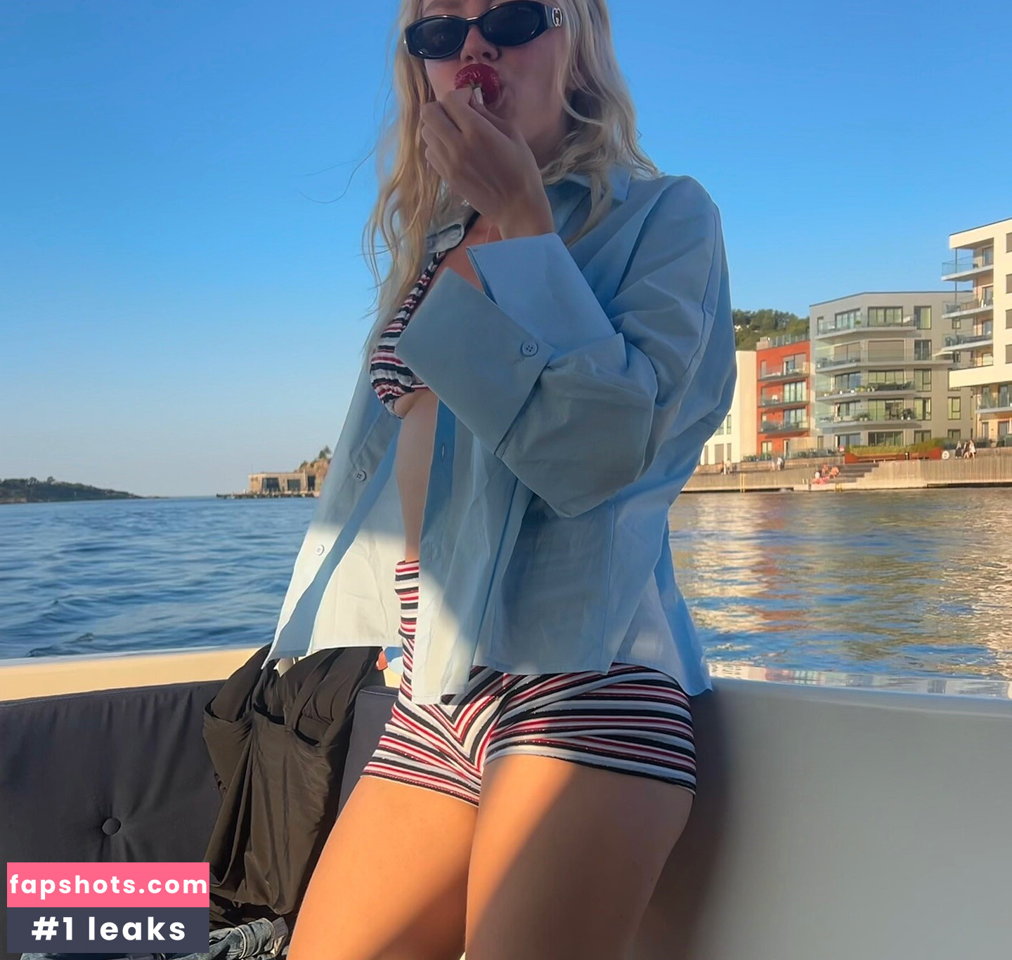 Astrid S gallery photo #11