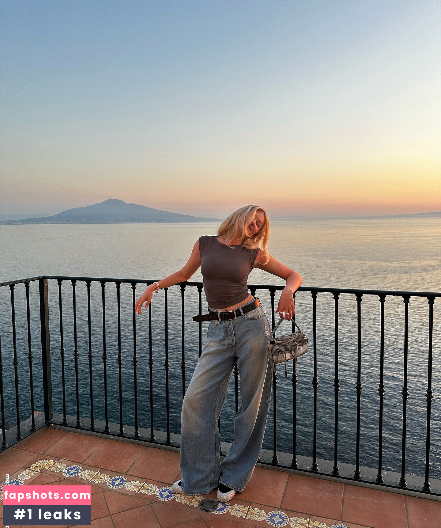 Astrid S gallery photo #10