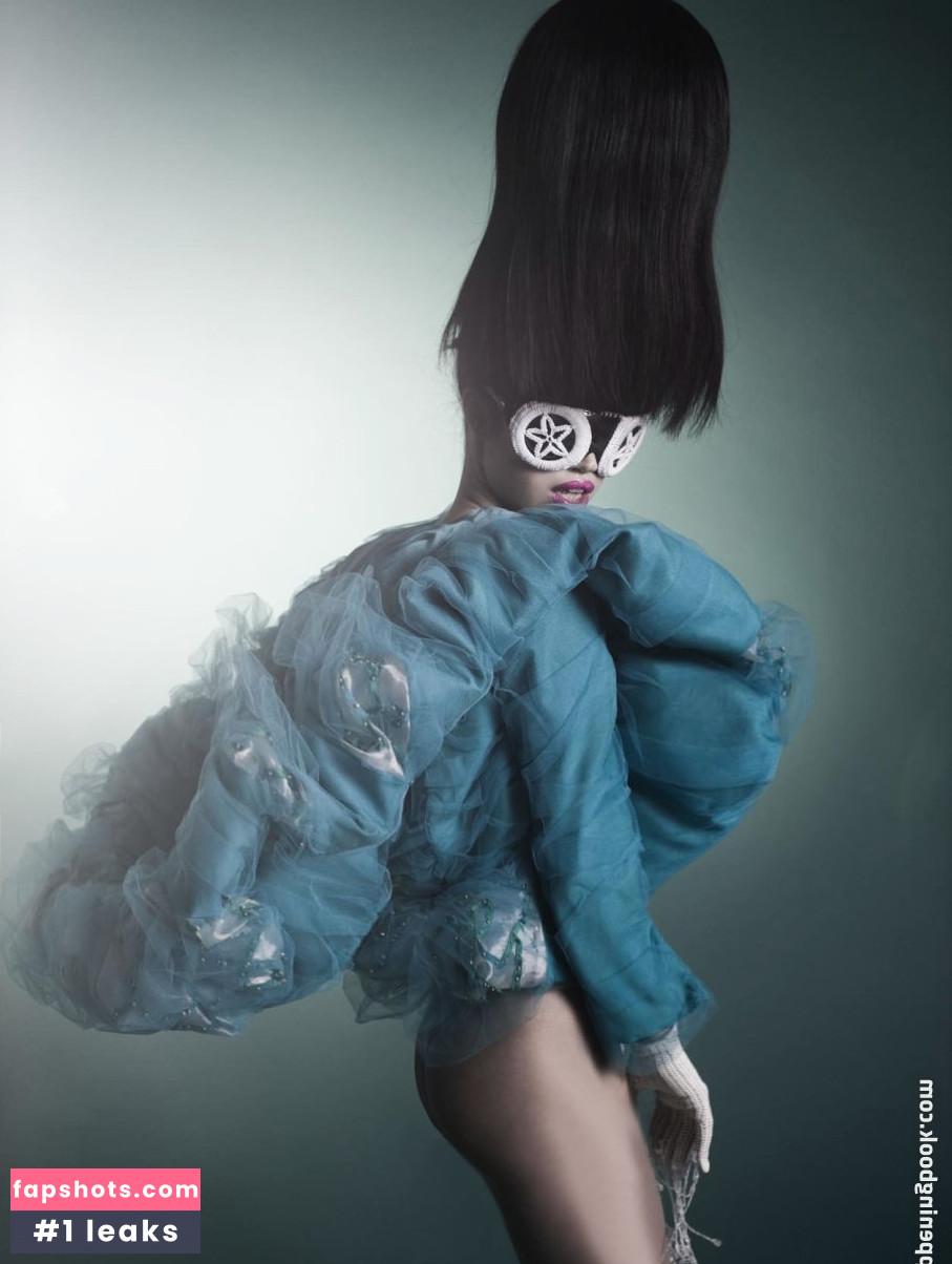 Aura Dione gallery photo #6