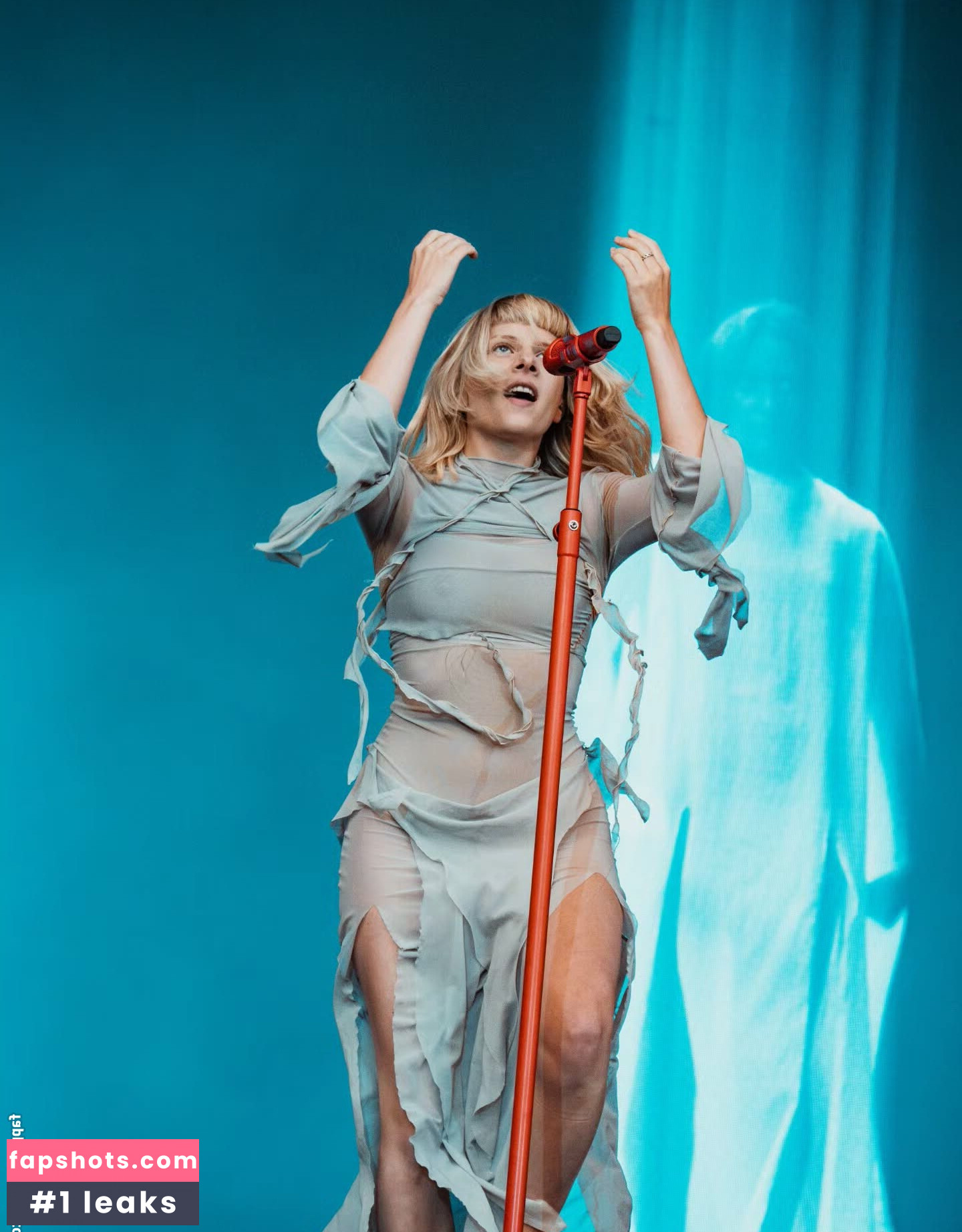 Aurora Aksnes gallery photo #2