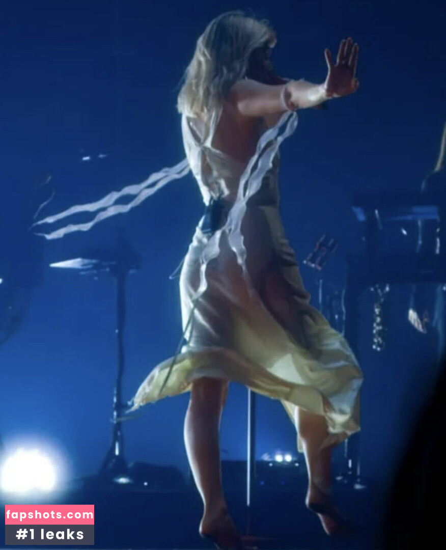 Aurora Aksnes gallery photo #11