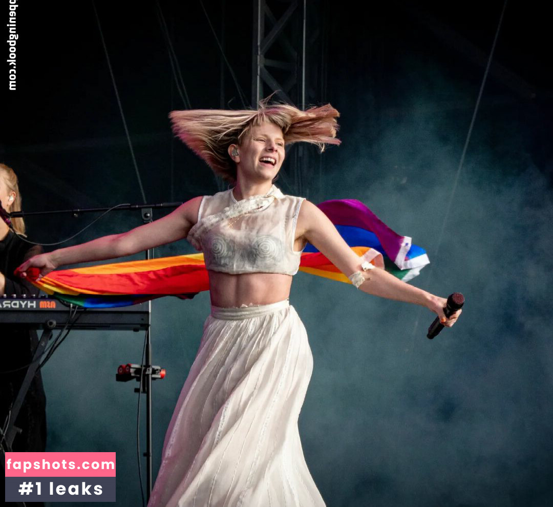 Aurora Aksnes gallery photo #101