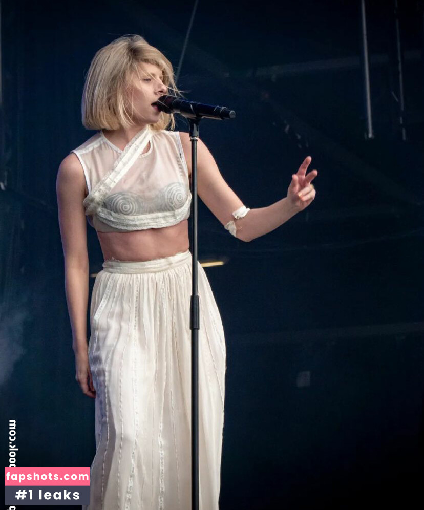 Aurora Aksnes gallery photo #104