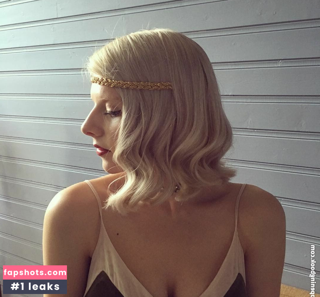 Aurora Aksnes gallery photo #126