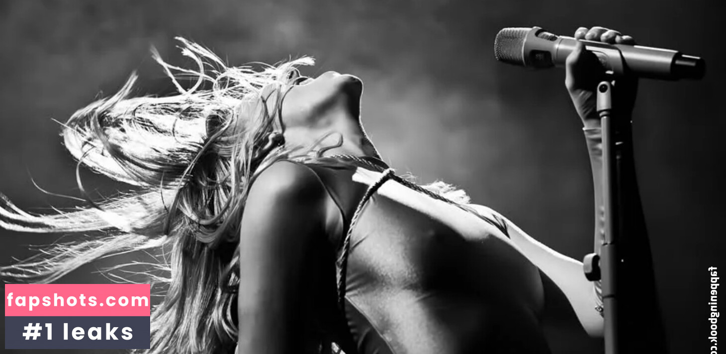 Aurora Aksnes gallery photo #14