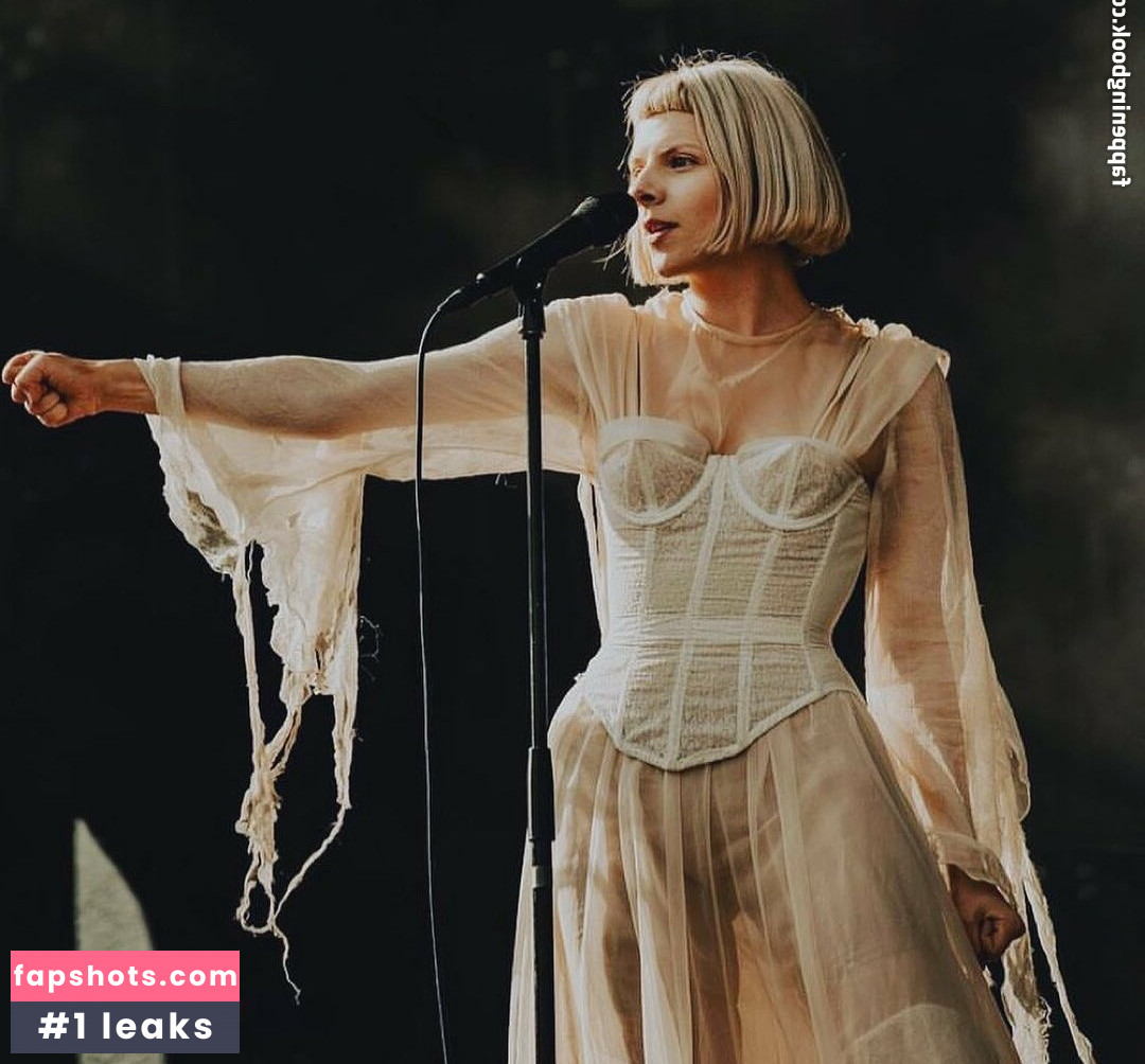 Aurora Aksnes gallery photo #140