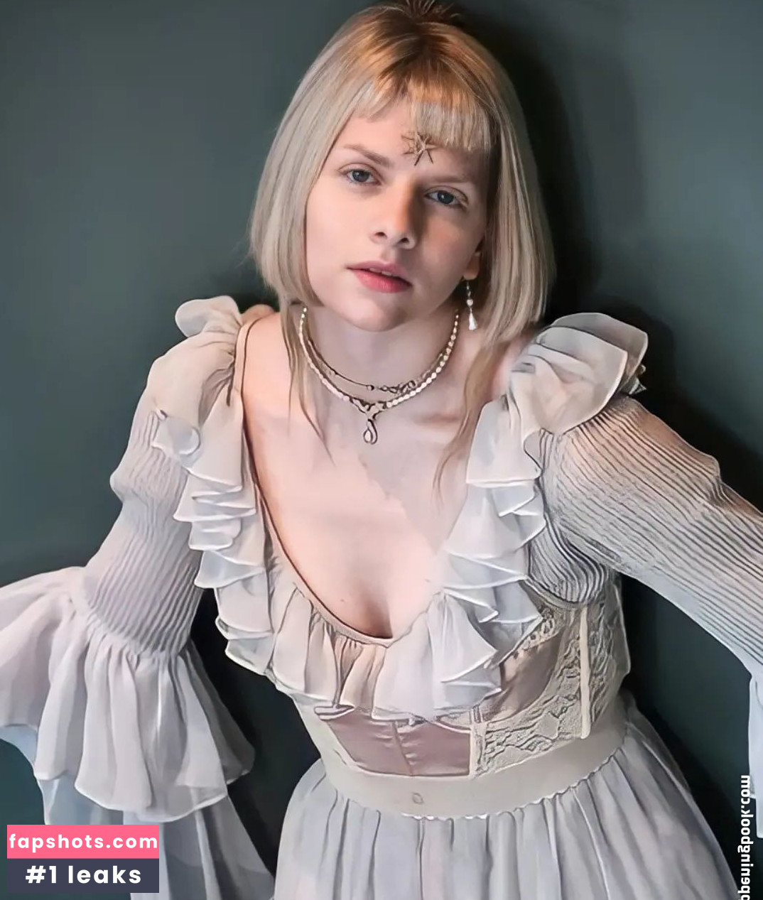 Aurora Aksnes gallery photo #150