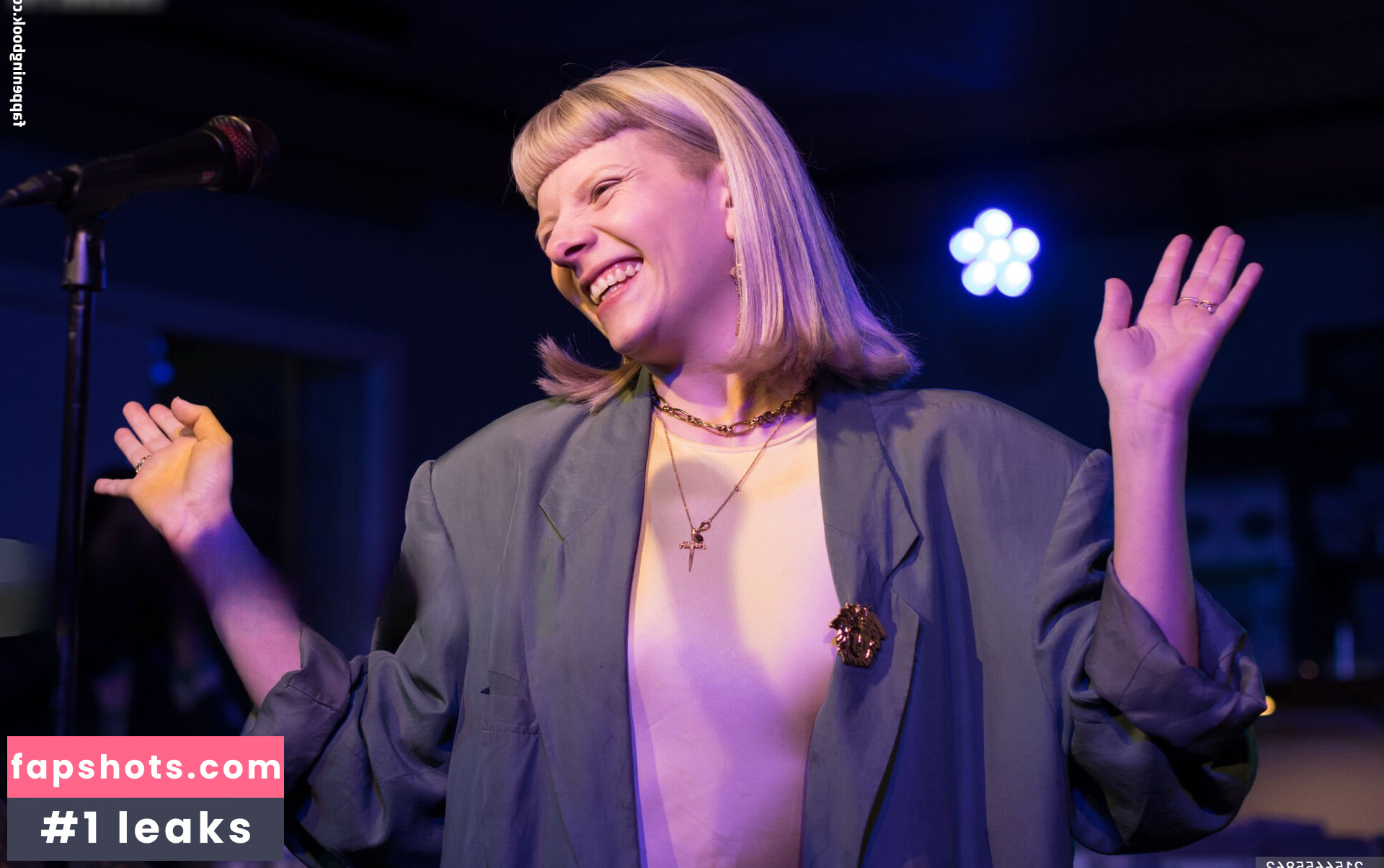 Aurora Aksnes gallery photo #21