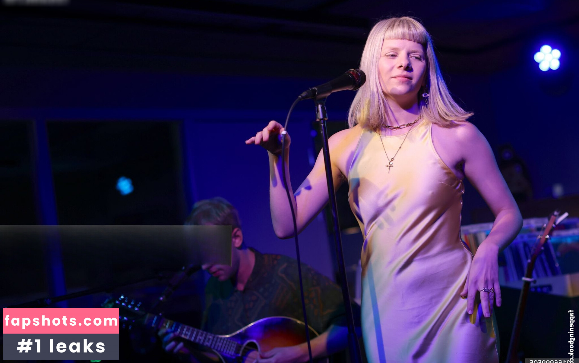 Aurora Aksnes gallery photo #25