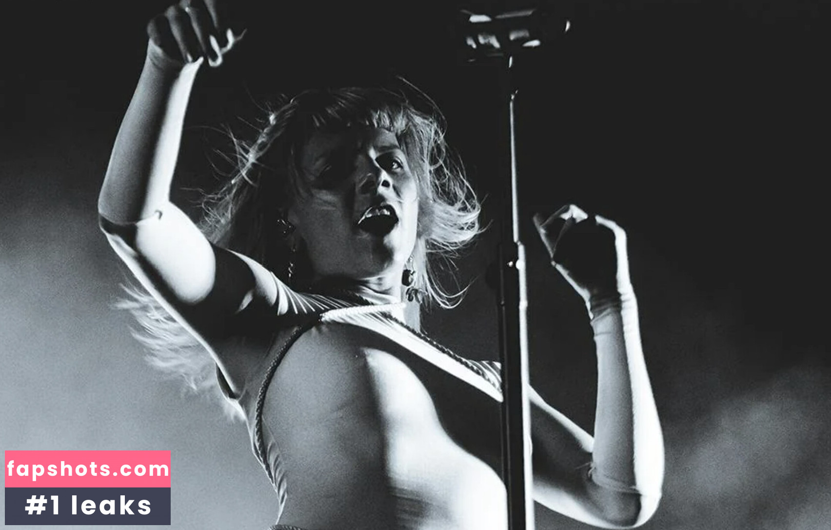 Aurora Aksnes gallery photo #27