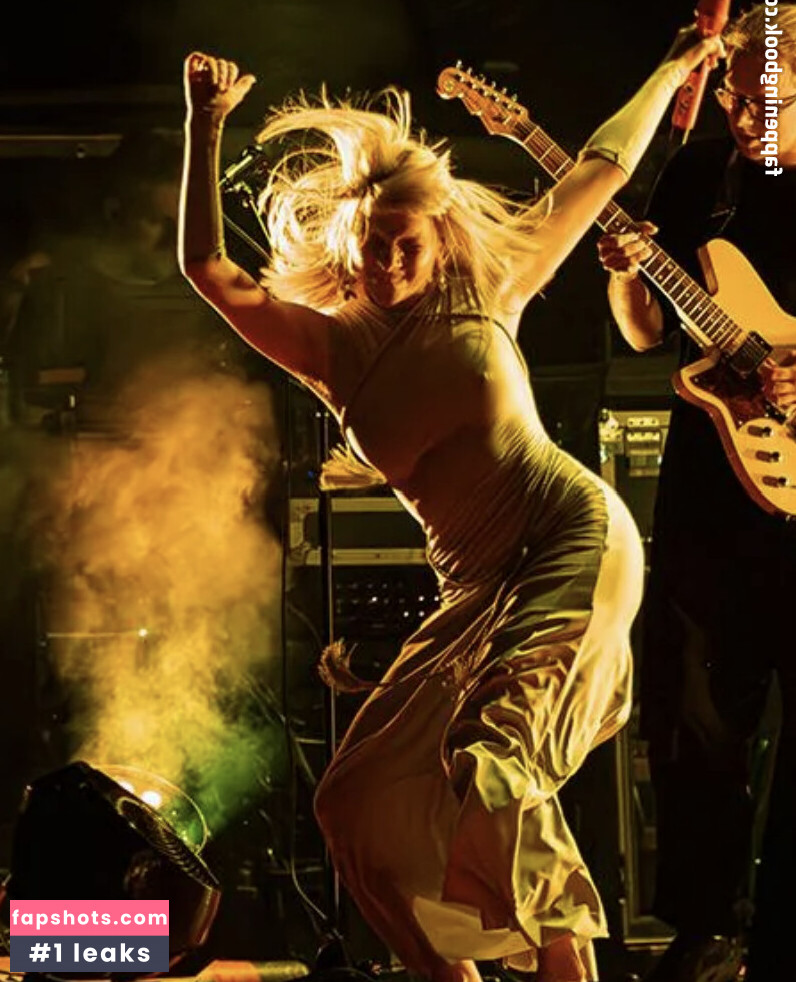 Aurora Aksnes gallery photo #31