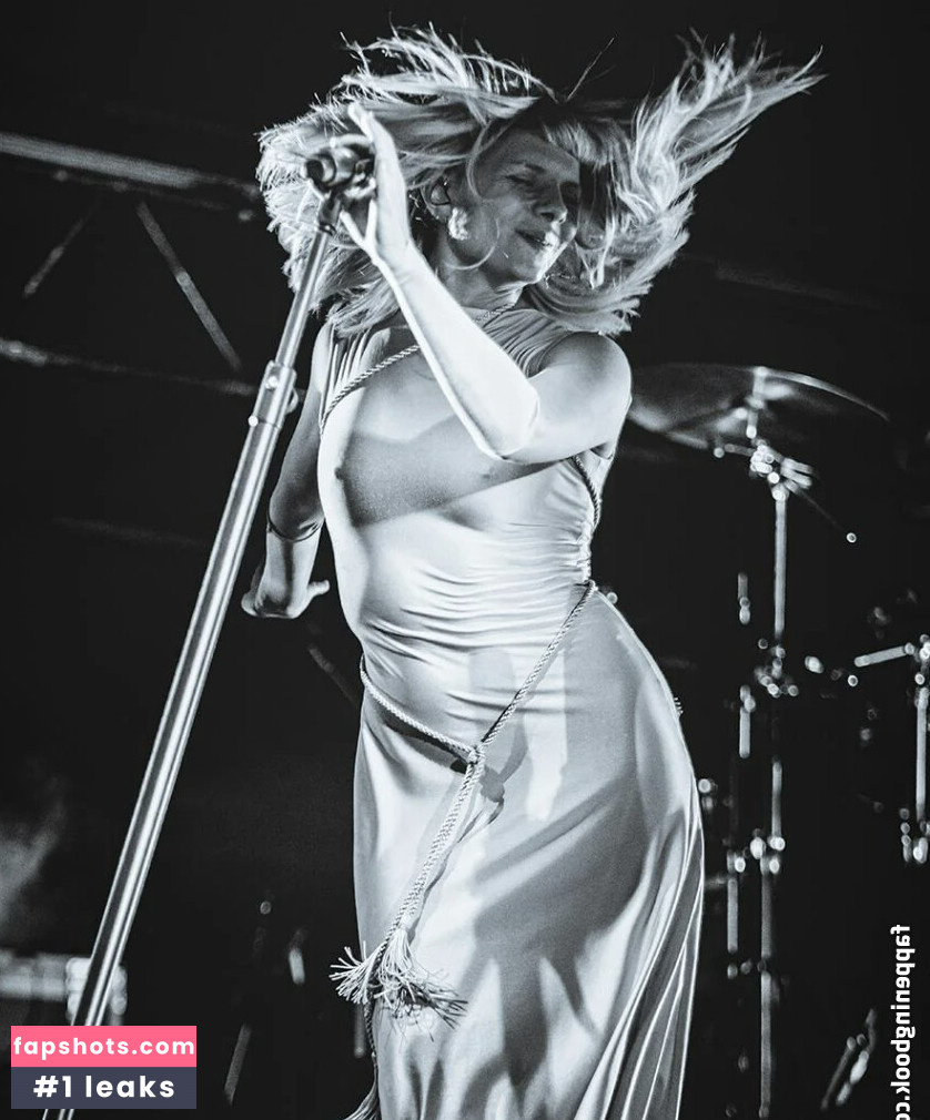 Aurora Aksnes gallery photo #32