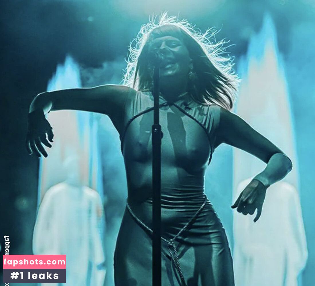 Aurora Aksnes gallery photo #34