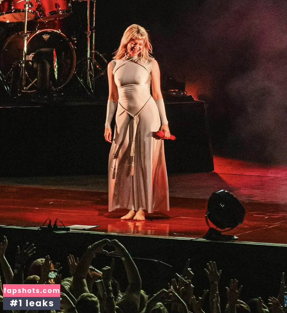 Aurora Aksnes gallery photo #35