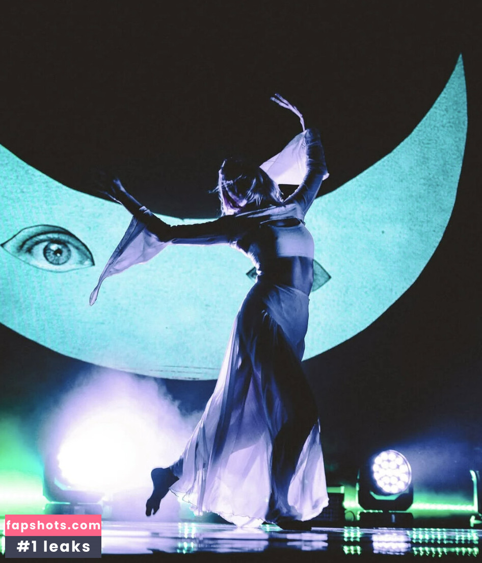 Aurora Aksnes gallery photo #36